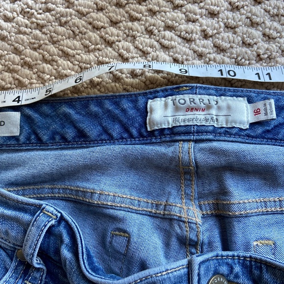 Women's Torrid Distressed Raw Hem Boyfriend Denim Jean size 16 - Picture 2 of 8